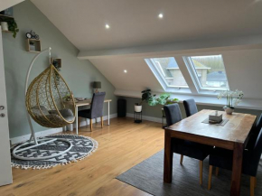 Peaceful home close to Airport with parking